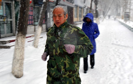 Heavy snow hits NW China's Xinjiang