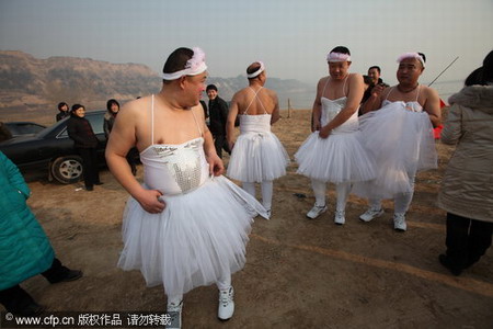 Crossdressing men perform ballet for wetlands