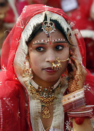 Mass wedding ceremony held in India