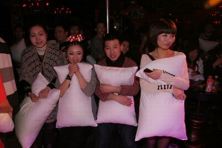 Pillow war waged against stress in Wuhan