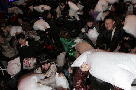 Pillow war waged against stress in Wuhan