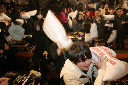 Pillow war waged against stress in Wuhan