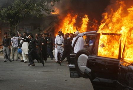 Suicide attack kills at least 30 in Karachi