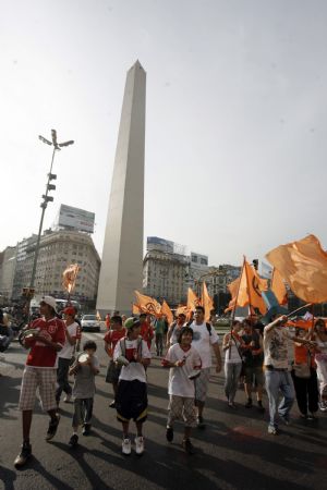 Argentineans rally to wish for world peace