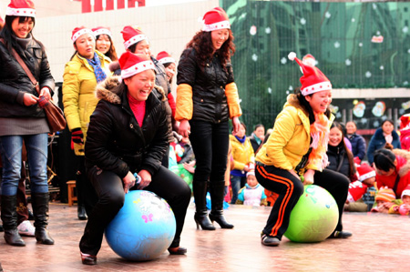Left-behind children meet parents for new year