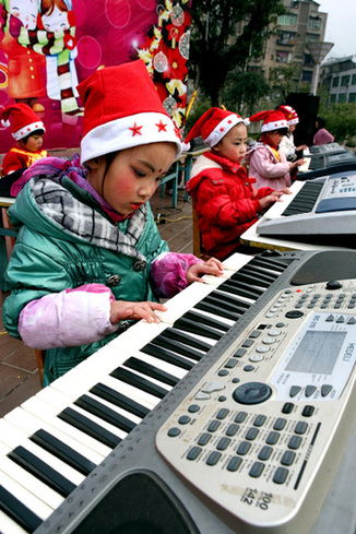 Left-behind children meet parents for new year