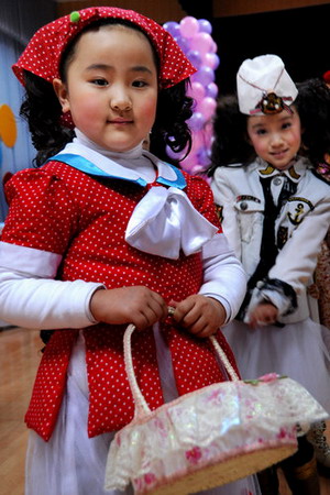 Pupils' costume play for coming new year