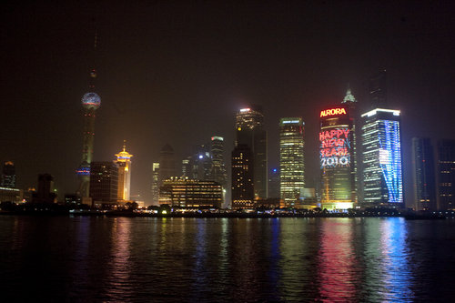 Shanghai tests light for new year celebration
