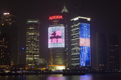 Shanghai tests light for new year celebration