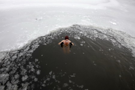 'Berlin seals', the ice swimmers cheer New Year