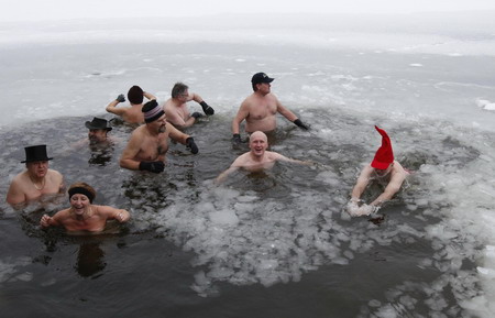 'Berlin seals', the ice swimmers cheer New Year