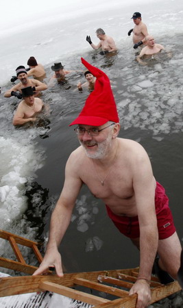 'Berlin seals', the ice swimmers cheer New Year