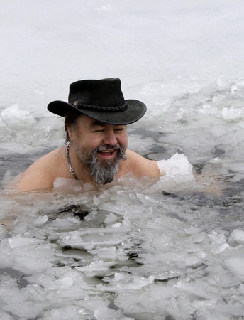 'Berlin seals', the ice swimmers cheer New Year