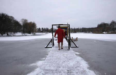 'Berlin seals', the ice swimmers cheer New Year