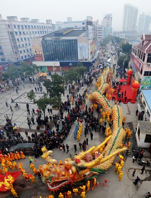 Dragon dance greets New Year in E China