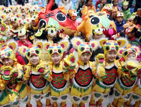 Children, parents in Tianjin celebrate New Year