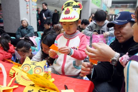 Children, parents in Tianjin celebrate New Year