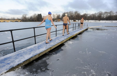 Swimmers brave cold snap in Hyde Park lake