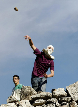 Palestinians scuffle with Jewish settlers