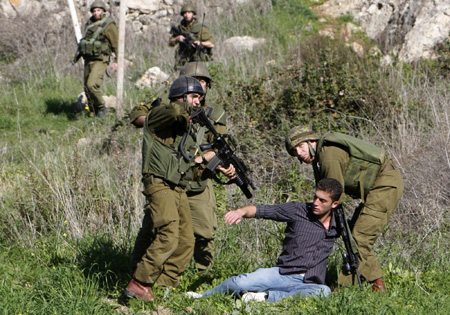 Palestinians scuffle with Jewish settlers
