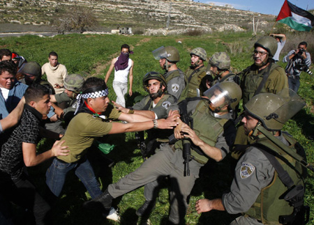 Palestinians scuffle with Jewish settlers