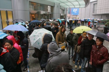 Shanghai film-fans queue in rain for 'Avatar'