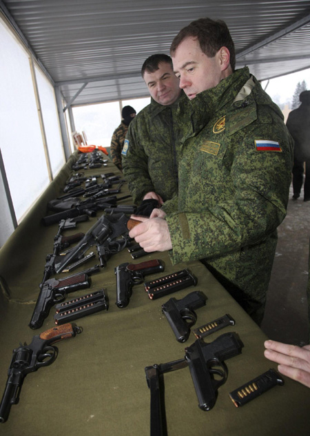 Medvedev inspects new armoured vehicles in Moscow