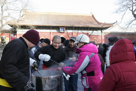 Beijingers brave cold for free Laba porridge