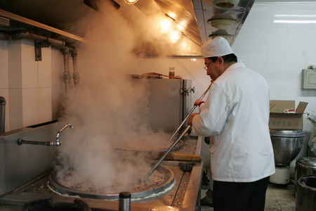 Beijingers brave cold for free Laba porridge