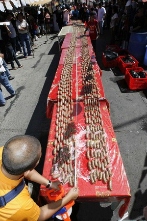 Filipinos hold traditional sausage contest