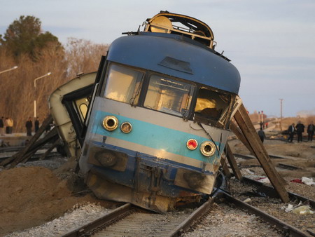 8 killed in Iran after train derails