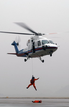 Pilots perform at newly-built Zhoushan Rescue Base