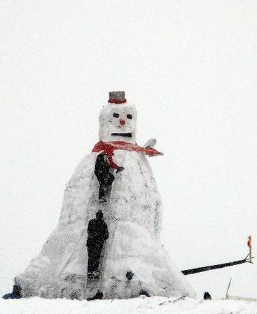 8.1-meter snowman in Romania