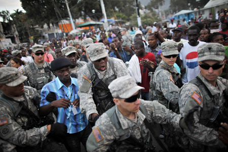 World struggles to distribute food in Haiti