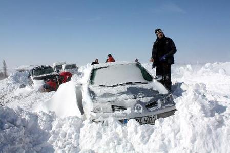Heavy snowfall affects life, traffic in Turkey