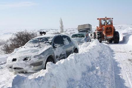 Heavy snowfall affects life, traffic in Turkey