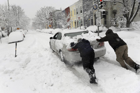 Snow piles up, paralyzing US capital