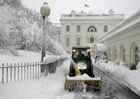 Snow piles up, paralyzing US capital