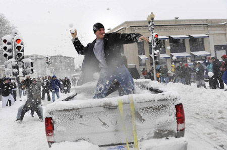 Snow piles up, paralyzing US capital
