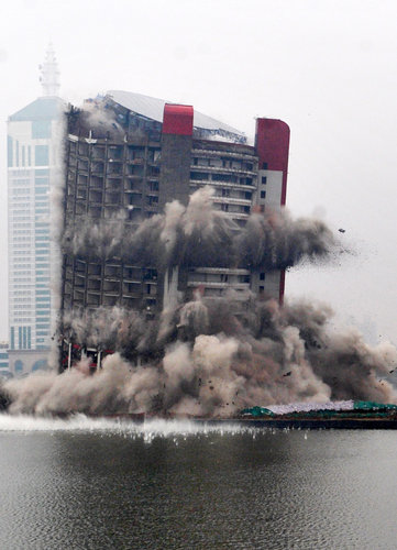 Former four-star hotel demolished in E.China