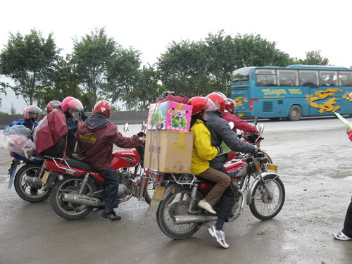 100,000 migrant workers motorbike home