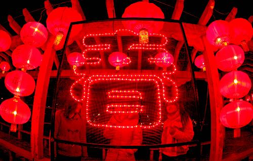 Spring Festival lanterns light up N China