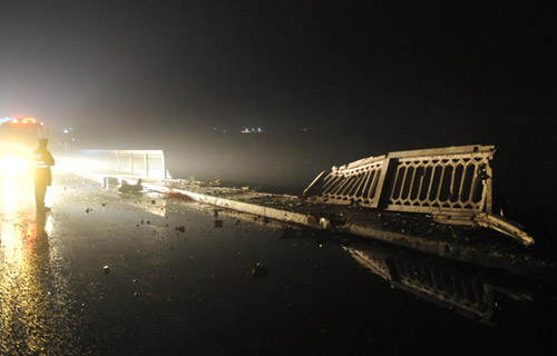 Rescue efforts under way after bus plunge in Henan