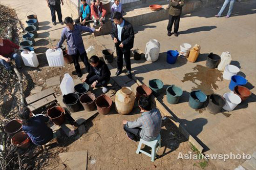 Drought hit villagers queue for water