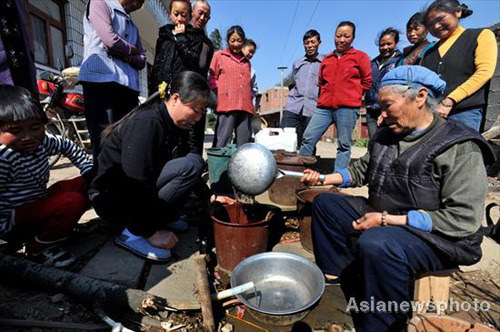 Drought hit villagers queue for water