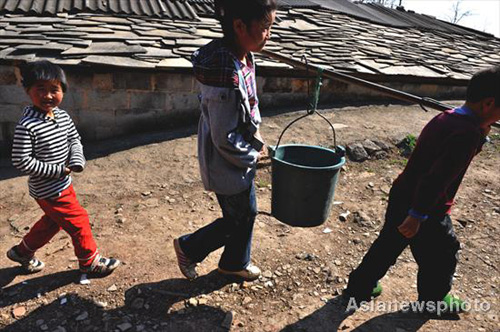 Drought hit villagers queue for water