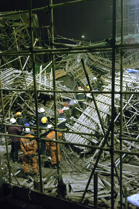 7 dead, 19 injured in building collapse