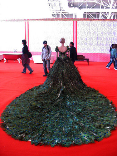 Wedding dress worth 10m yuan displayed in Nanjing