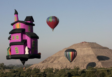 Mexicans welcome spring equinox at pyramid resort