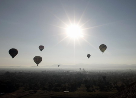 Mexicans welcome spring equinox at pyramid resort